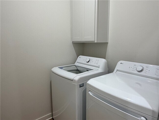 Building Photo - 613 Cosmos St