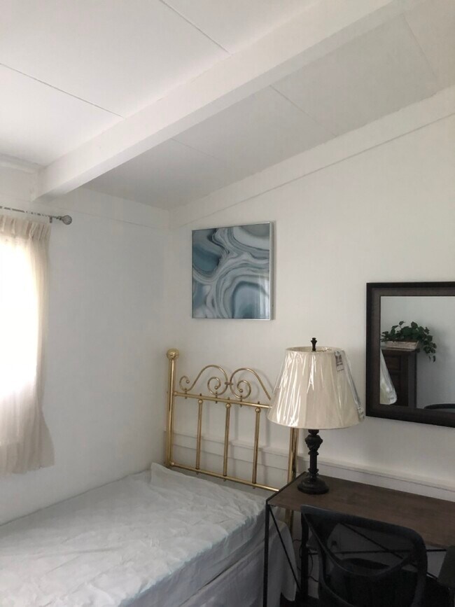 Building Photo - 303 Old Town Rd