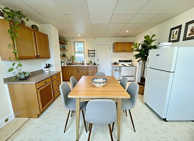 Building Photo - 519-5195 S Market St