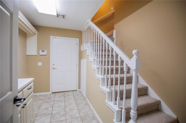 Building Photo - 115 NW Orchard Way