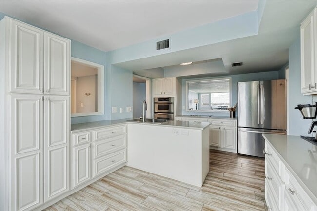 Building Photo - 2617 Cove Cay Dr