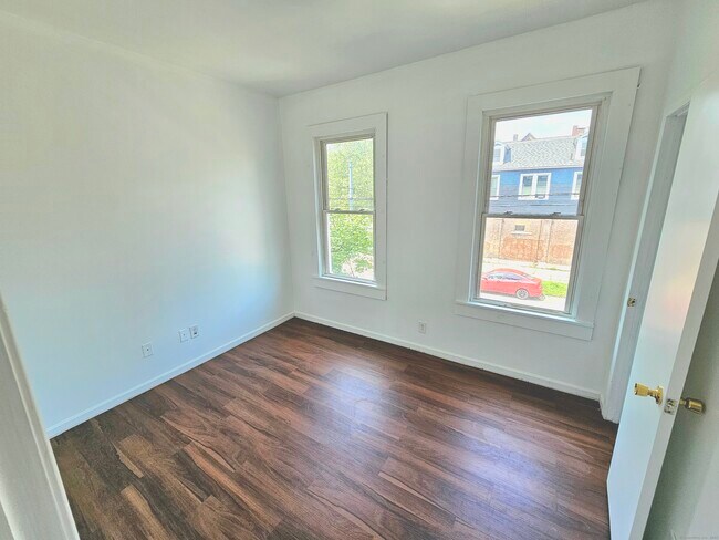 Building Photo - 483 Ferry St