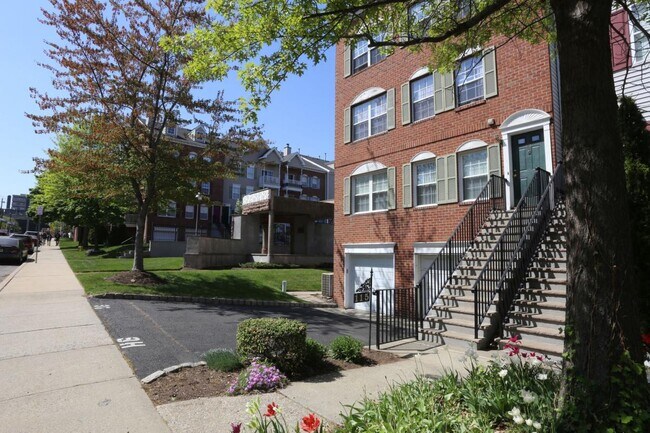 Building Photo - 236 Warren St