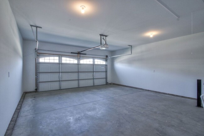 Building Photo - Well appointed Townhome