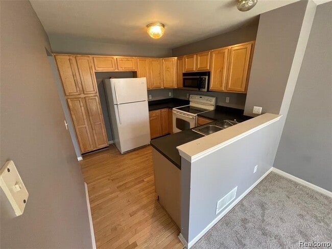 Building Photo - 8767 Hardwood Dr