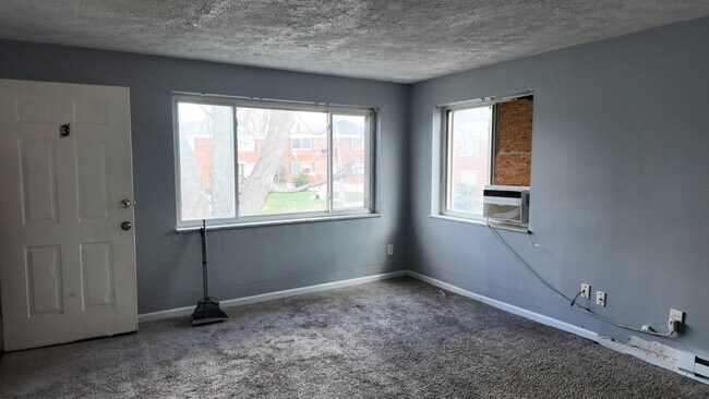 Building Photo - Charming 2-Bed Gem with Hardwood Floors & Large Living Room – Great Value in Cincinnati