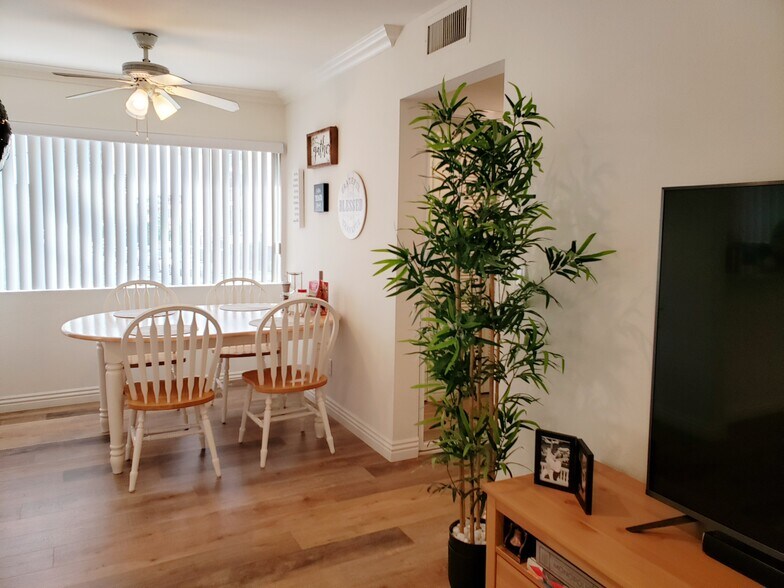 Building Photo - 557 W Stocker St