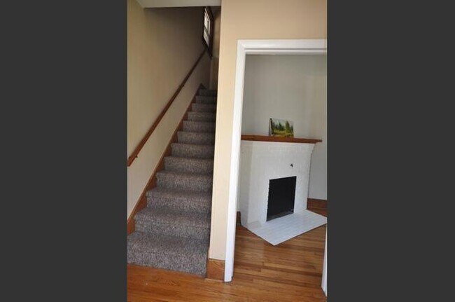 Building Photo - 921 Sylvan Ave