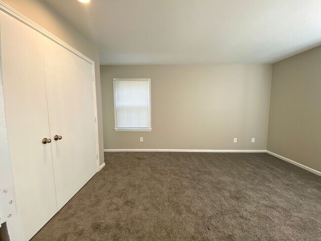 Building Photo - Charming 3 bedroom 2 bath home near Coving...