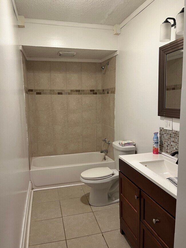 Full Bathroom - 505 Wallace Ave