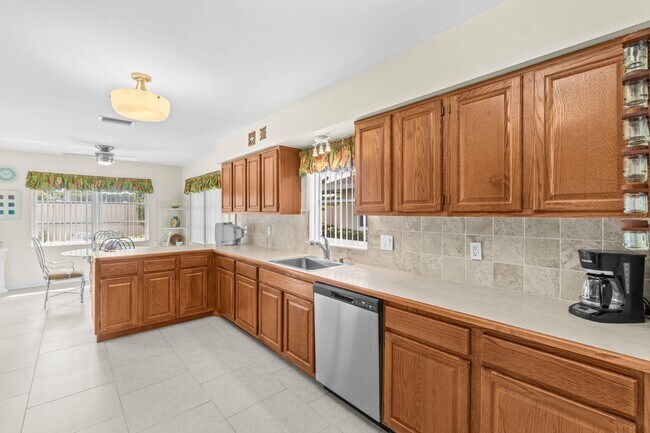 Building Photo - 10990 Greentrail Dr S