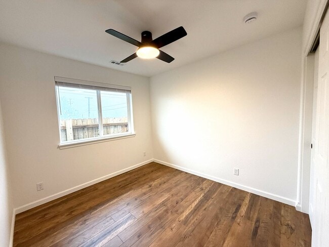 Building Photo - Brand new 3 bedroom 2 bath Sutherlin duplex