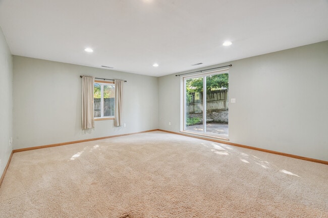 Building Photo - 923 Talwrn Ct