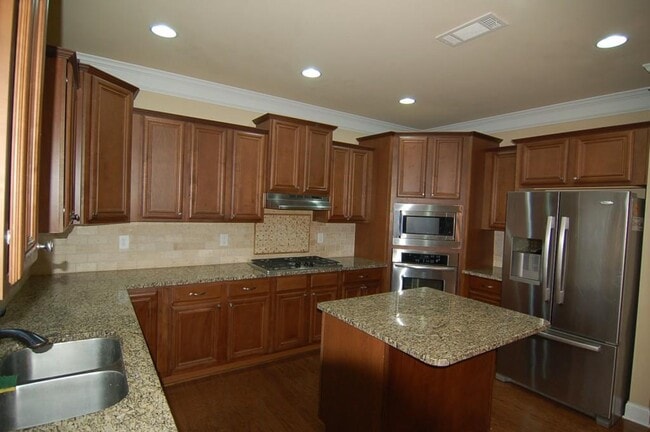 Building Photo - 2145 Manor View