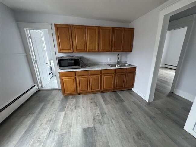 Building Photo - 28 Emma St