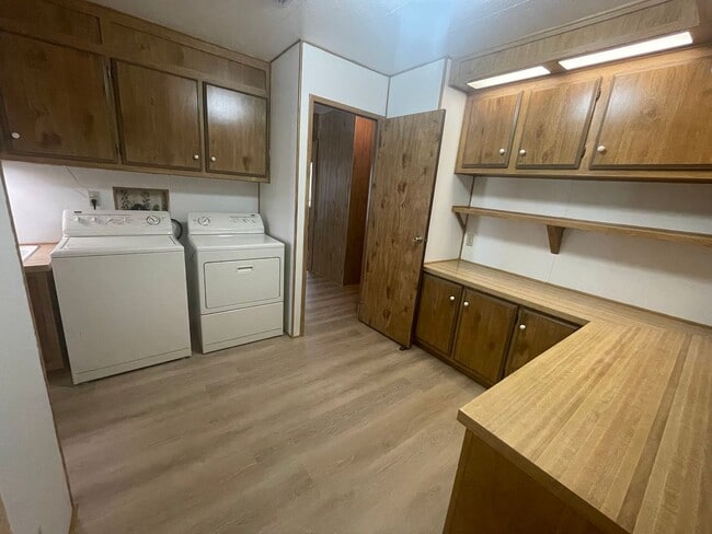 Building Photo - Cute, centrally located home!