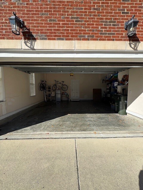 large garage - 9503 Westchire Ct