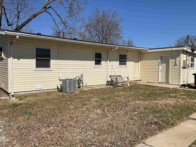 Building Photo - 3011 Fairoak Dr