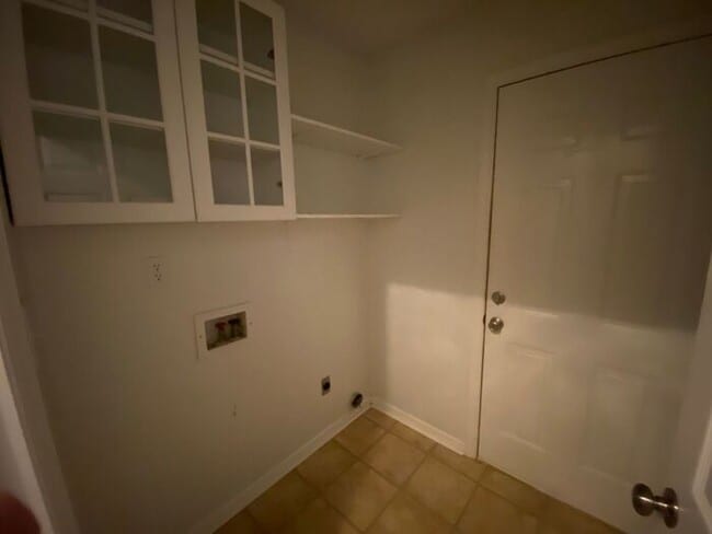 Building Photo - Fenced Yard!