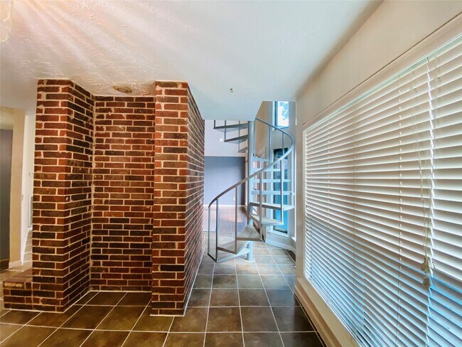 Building Photo - 2001 Highland Hills Dr