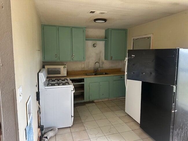 Building Photo - 4409 S Travis St