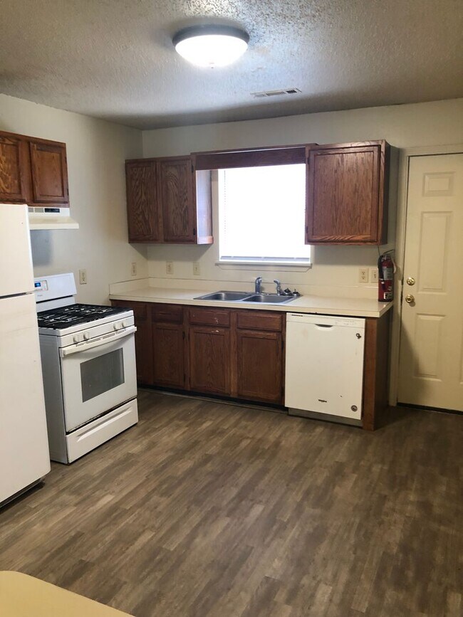 Building Photo - Cozy 4 Bed 2 Bath Home just off the west side of U of A Campus