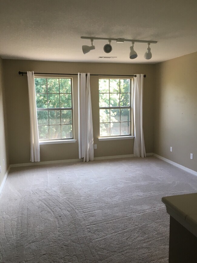 Building Photo - BEAUTIFUL HOME IN GREAT LOCATION!