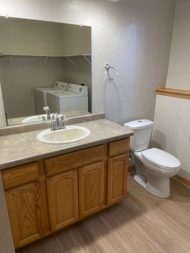 Building Photo - 2930 W Glenpark Dr