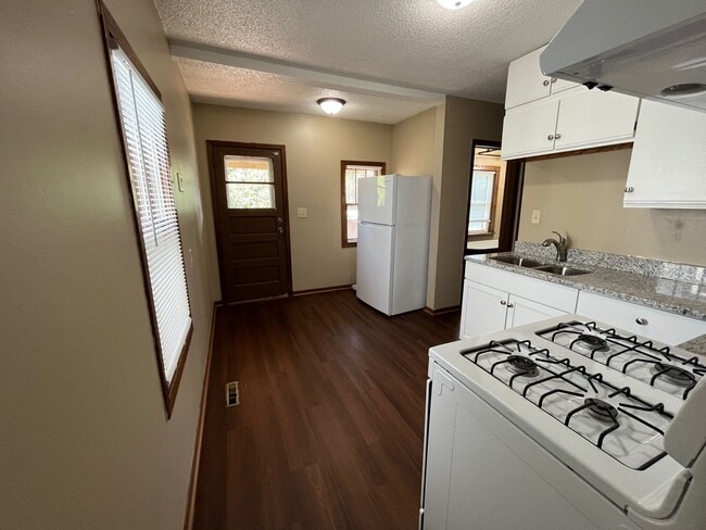 Building Photo - Single Family Home located south of Como P...