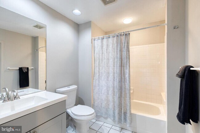 Building Photo - 447 Gittings St