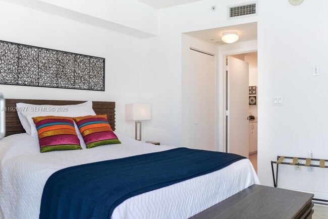 Building Photo - 1750 N Bayshore Dr