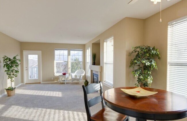 Building Photo - Sunny & Bright Upper Unit in Snoqualmie Ridge