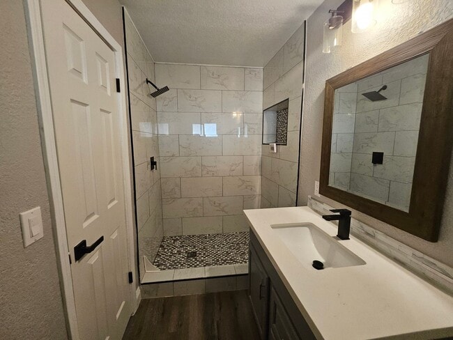 Building Photo - Welcome Home! Spacious Floor Plan 3 Bed 2 ...