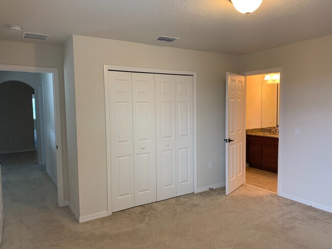 Building Photo - WINDERMERE TRAILS HOME  4 Bed 3.5 BATH