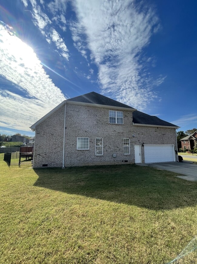 Building Photo - 426 Creekview Dr