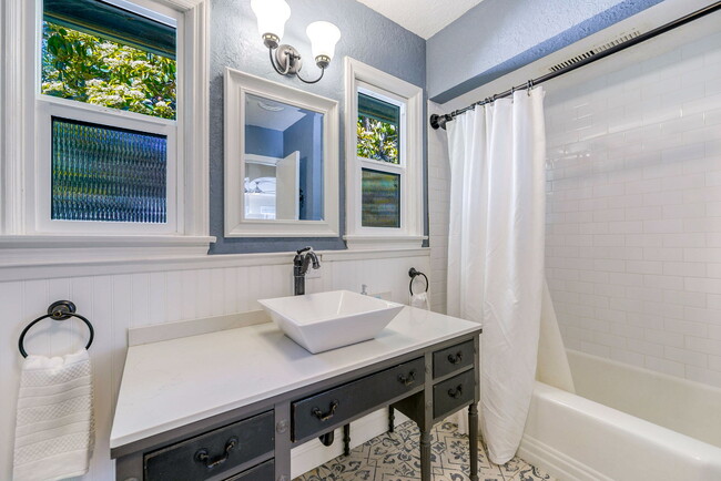 Main Bathroom - 1654 Verda St