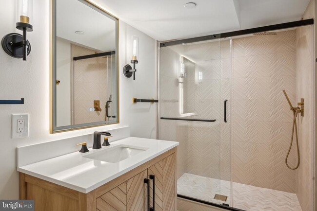 Building Photo - 1614 Kilbourne Pl NW