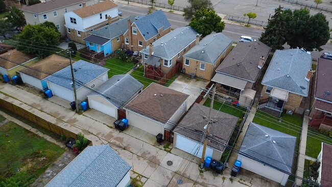 Building Photo - 6230 W Foster Ave