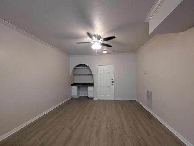 Building Photo - 1x1 New flooring, stove, washer/dryer. Inc...