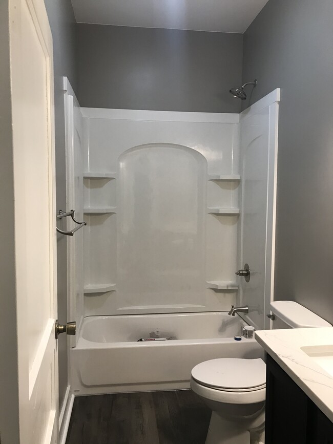 Full bathroom with 10 foot ceilings - 204 Spring St