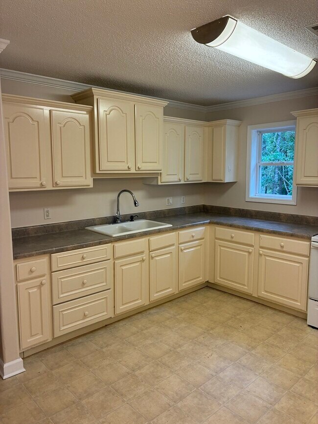Building Photo - Beauitful 3/2 House