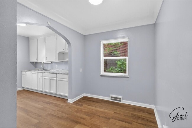 Building Photo - $1200 2 bedroom ranch