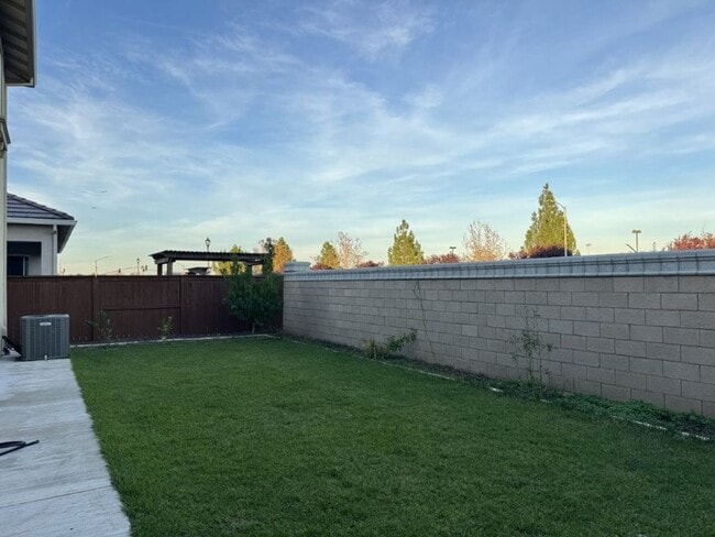 Building Photo - Beautiful 5-Bedroom Home with Solar