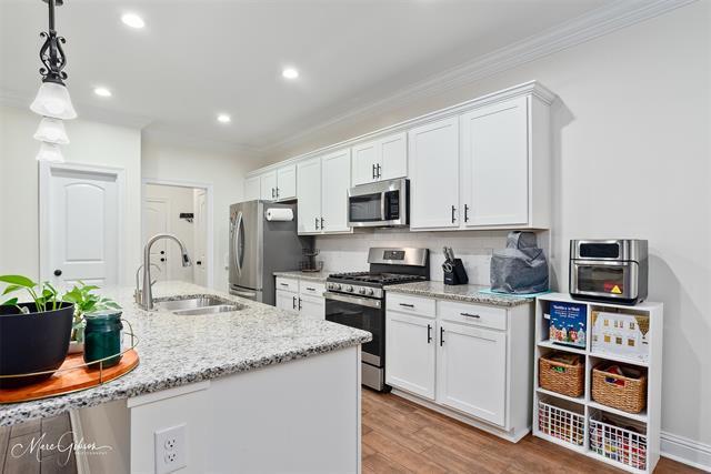 Building Photo - 213 Hyperion st