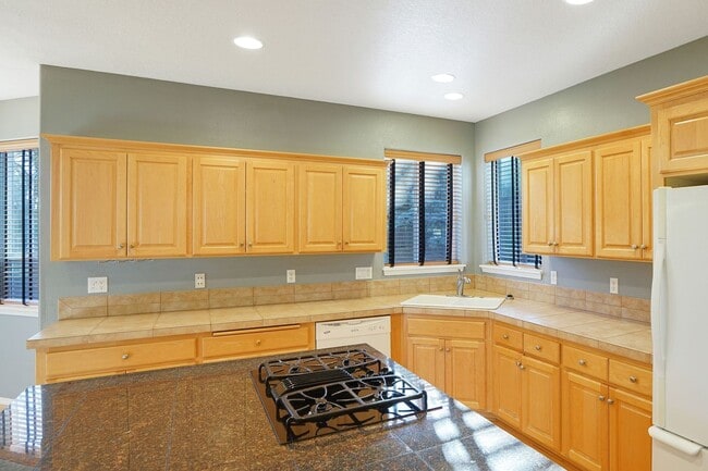 Building Photo - 4Bd/2.5Ba Two Story House - Available Soon!