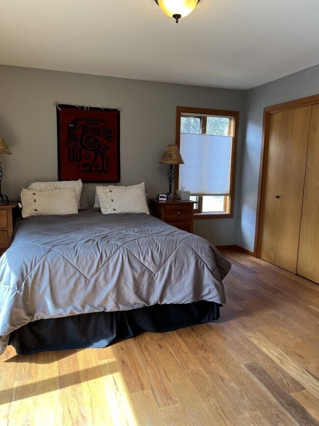 Building Photo - SEASONAL FURNISHED SHORT TERM RENTAL Offer...