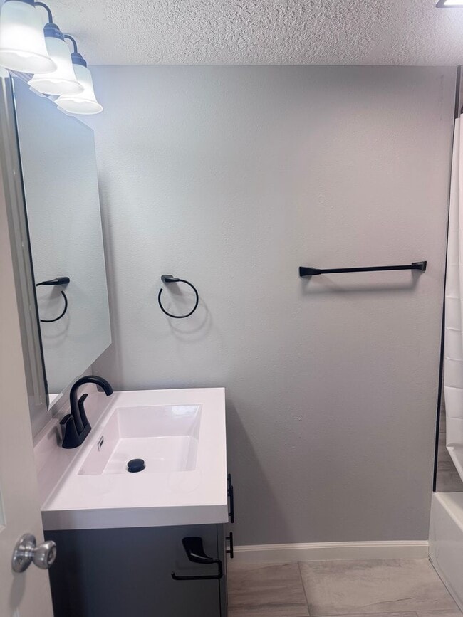 Building Photo - Remodeled 4 Bedroom 1 Bathroom Home