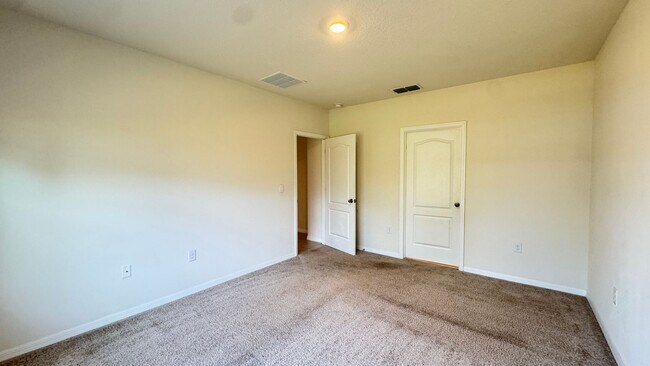 Building Photo - Available NOW! Spacious 4BD/2BA Haven in Villages at Harmony – Your Dream Home Awaits! WASHER & D...