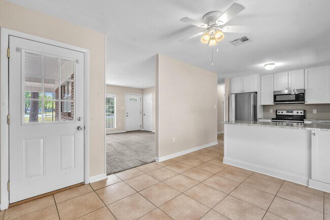 Building Photo - Updated Kitchen and Oversized Yard!