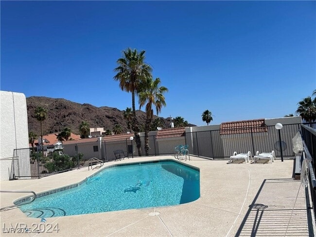 Building Photo - 687 Marina Dr